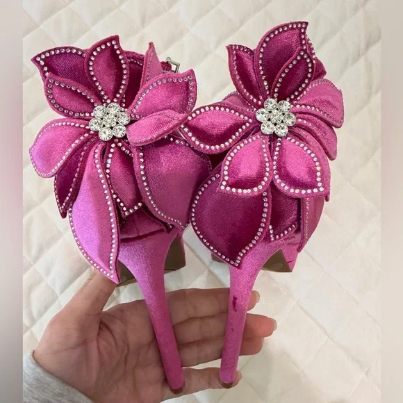 NEW Gianni Bini Karmello Velvet Flower Ankle Strap
Platform Dress Sandals - Picture 5 of 9